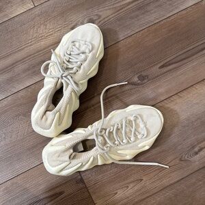 CREAM YEEZY SNEAKERS